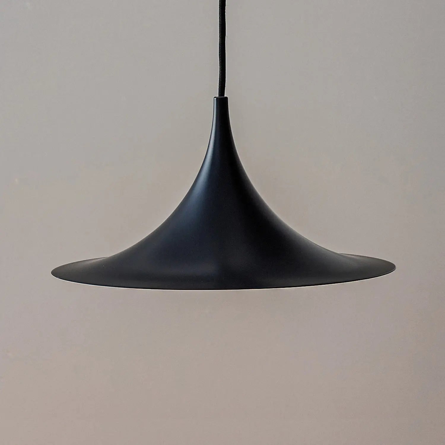 B-Ware Gubi Semi Pendelleuchte Pendelleuchte Lampe Leuchte Wohnzimmer Designer ø47 Blac - 5710902040015
