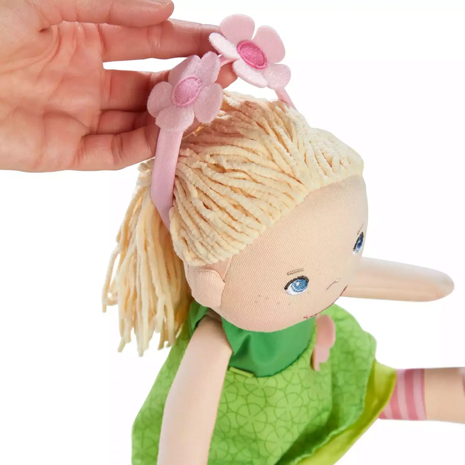 B-Ware Haba Stoffpuppe Puppe Mali Spielpuppe Kuschelpuppe Grünes Kleid Blondes Haar