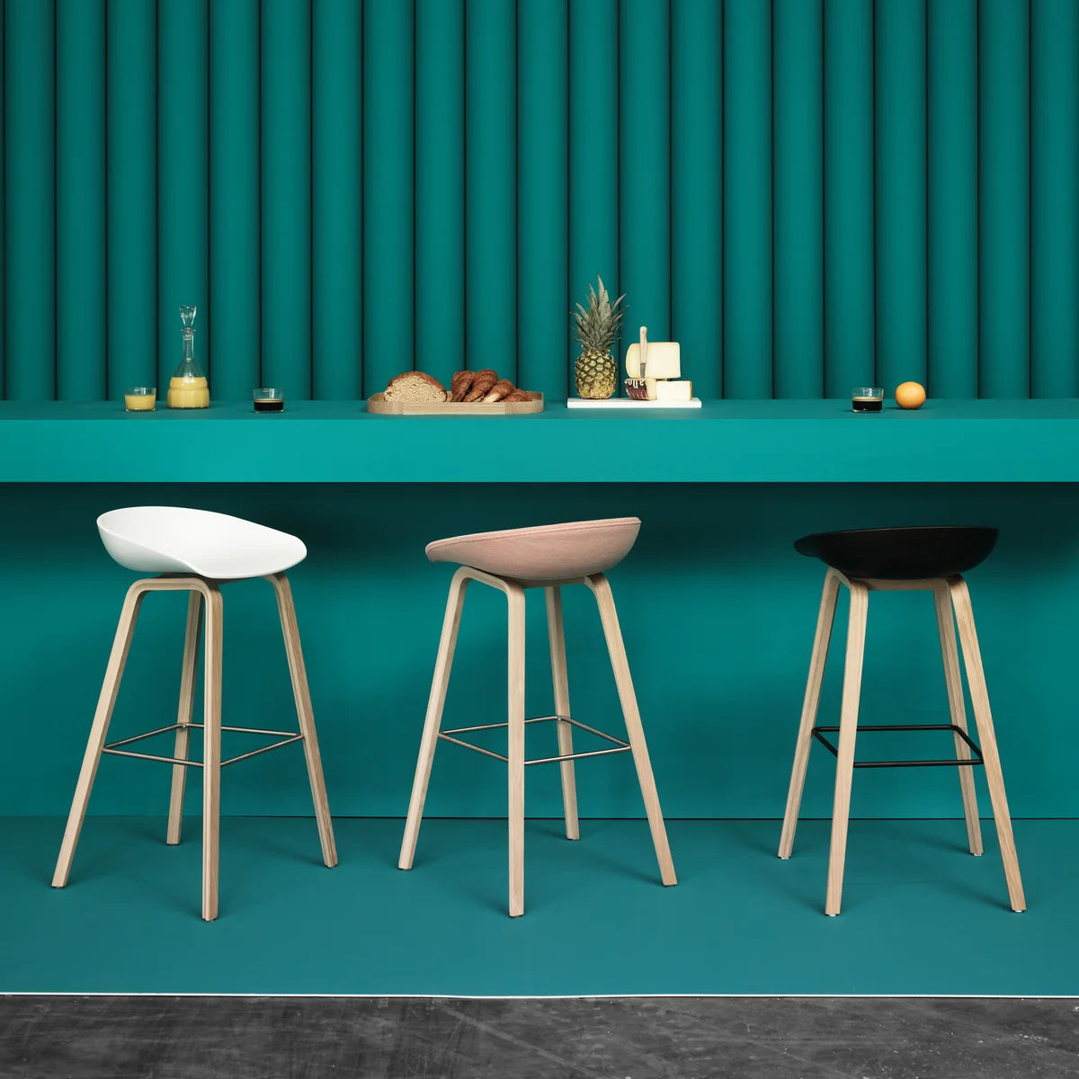 HAY Hocker Barstuhl About A Stool Sitzhöhe 65 cm Eiche Schwarz Kunststoffgleiter - 5710441378341