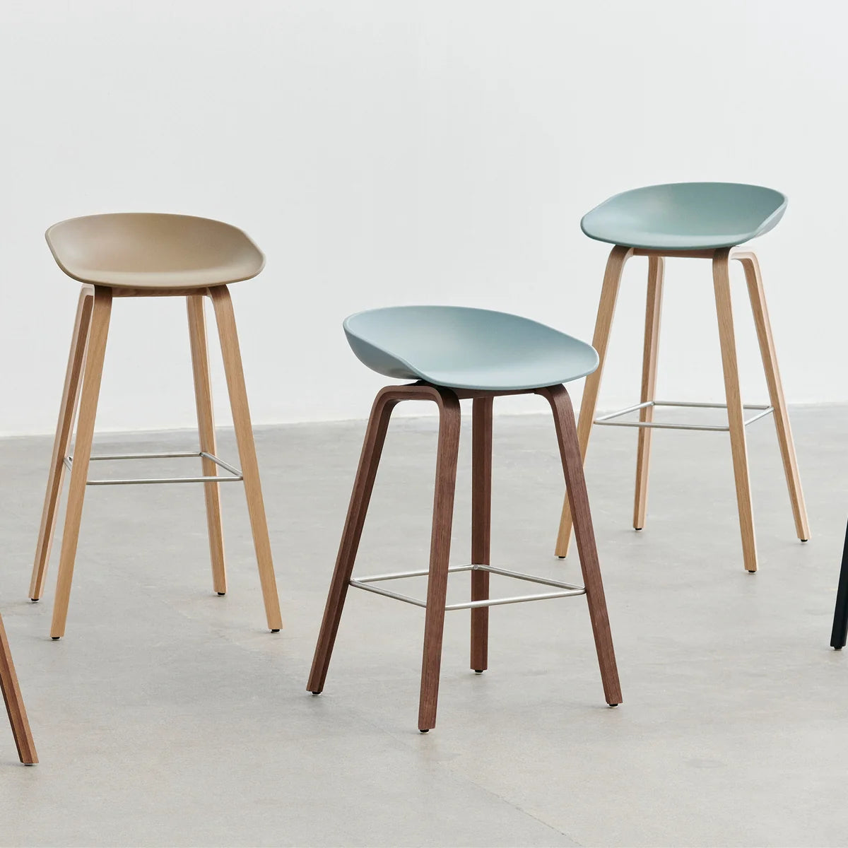 HAY Hocker Barstuhl About A Stool Sitzhöhe 65 cm Eiche Schwarz Kunststoffgleiter - 5710441378341