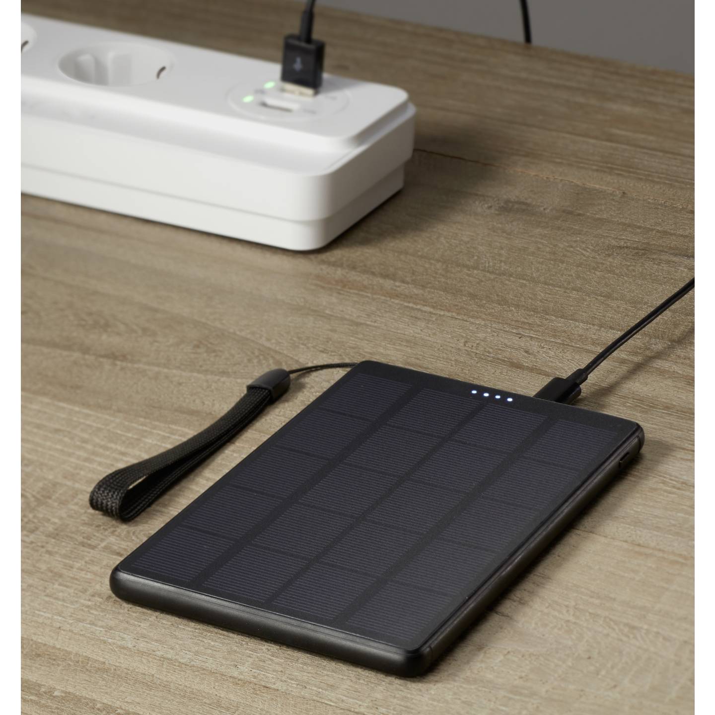 Voltcraft Solar Powerbank 10000 mAh Akku Ladegerät USB PD schwarz LiPo 2xUSB - 4064161151175