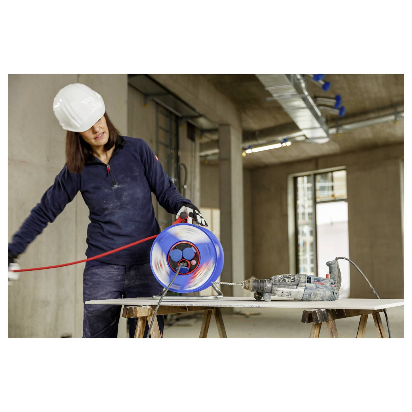 Brennenstuhl Kabeltrommel 50m Rot Schutzkontakt-Stecker 3-fach IP44 Innenbereich - 4007123053940