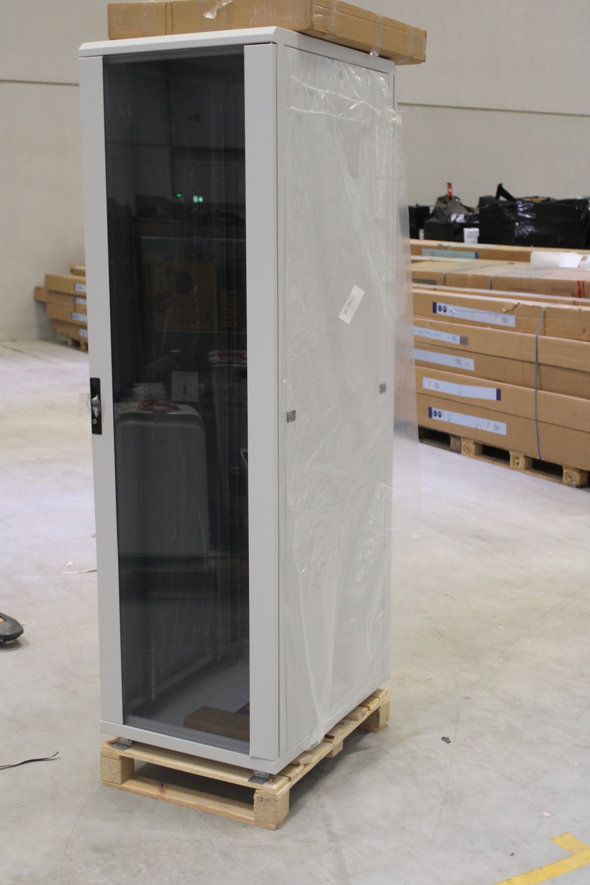 Intellinet Netzwerkschrank Rack Serverschrank Lichtgrau 42HE Montiert 19 Zoll - 0766623713436