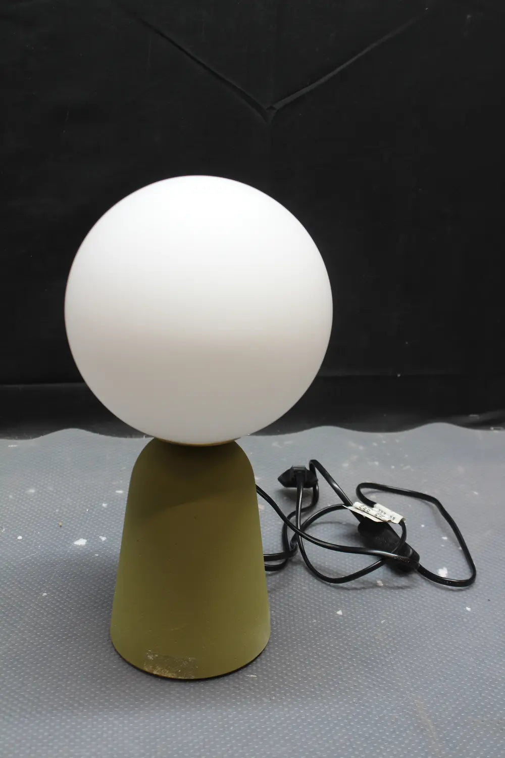 B-Ware Kare Tischlampe Tischleuchte Bollie Betonfuß Grün Opalglas 31 Cm Siehe Text/Foto - 4025621561019