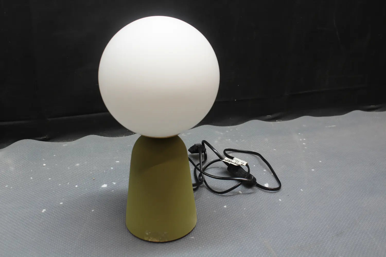 B-Ware Kare Tischlampe Tischleuchte Bollie Betonfuß Grün Opalglas 31 Cm Siehe Text/Foto - 4025621561019
