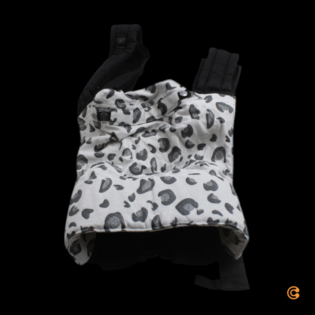 Kokadi Tai Tai Babysize Babytrage Bauchtrage Baby Tragetasche Safari Monochrom B-Ware