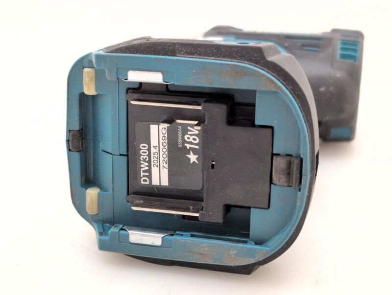 Makita Akku-Schlagschrauber DTW300Z 330 Nm 18 V Li-Ion ohne Akku Werkzeug 1,8 kg - 0088381898003