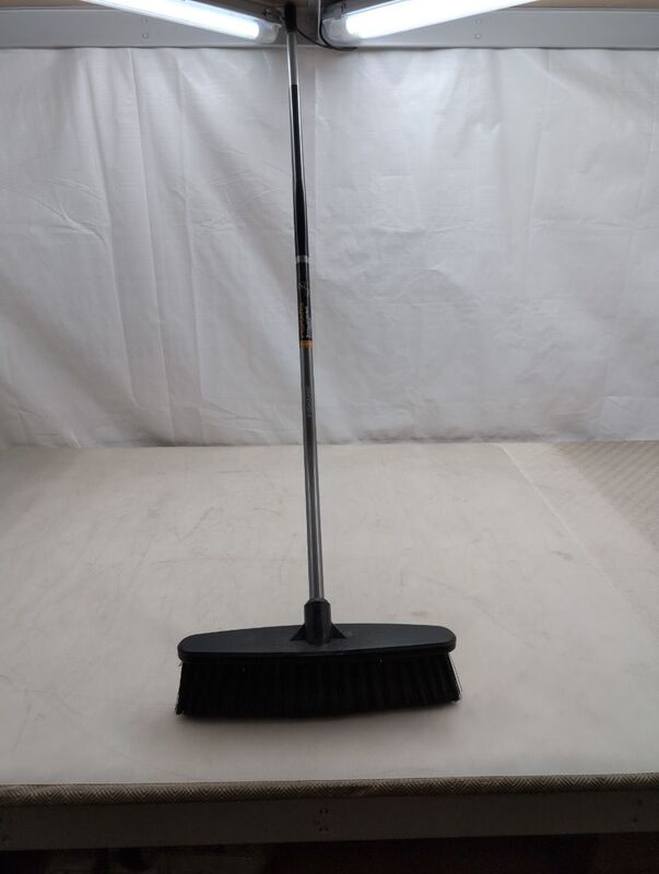 Fiskars Besen Arbeitsbreite 43cm Aluminiumstiel Handbesen Gartenbesen leicht - 6411501707123