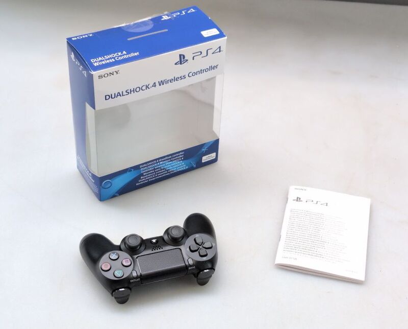 Sony Dualshock 4 Wireless Gamepad schwarz für PlayStation 4 mit Touchpad - 0711719870050