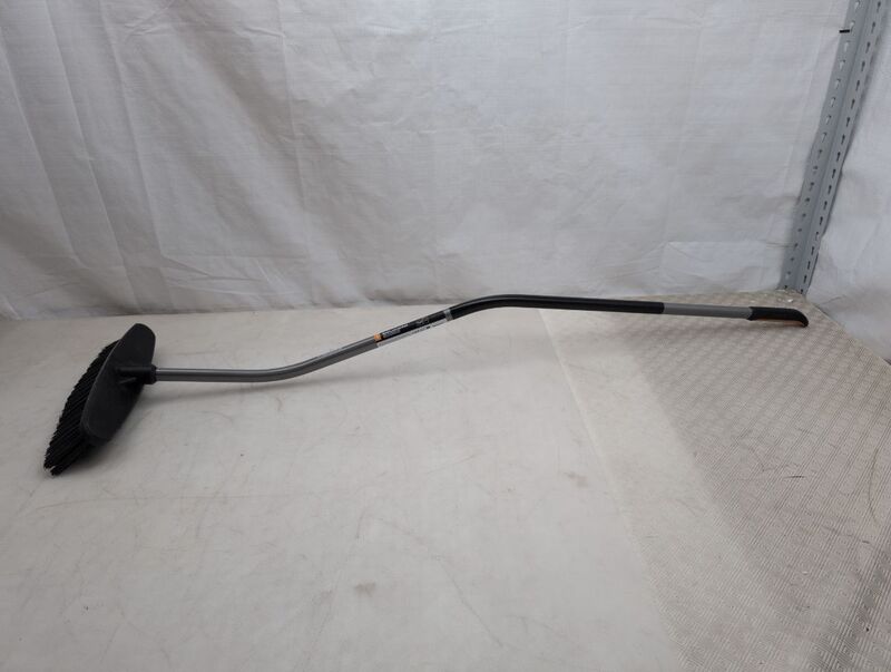 Fiskars Besen Arbeitsbreite 43cm Aluminiumstiel Handbesen Gartenbesen leicht - 6411501707123