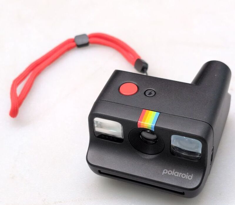 Polaroid Sofortbildkamera Everything Box Polaroid Go Gen2 Schwarz mit Blitz 440g - 9120096775550