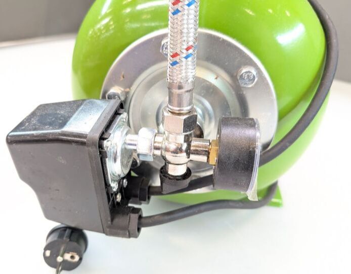 Toolcraft Hauswasserwerk Pumpe 7500l/h 1300W selbstansaugend 24l grün IPX4 - 4064161310114