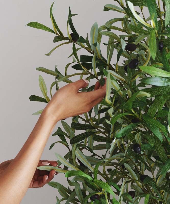 Maia Shop Künstlicher Olivenbaum Kunstpflanze Baum 180 cm Naturholzstamm Oliven - 8435240999050