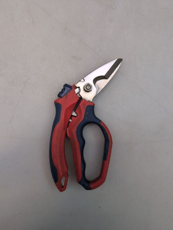 Knipex Gewinkelte Elektrikerschere 190 g 56 HRC für präzises Schneiden - 4003773082699