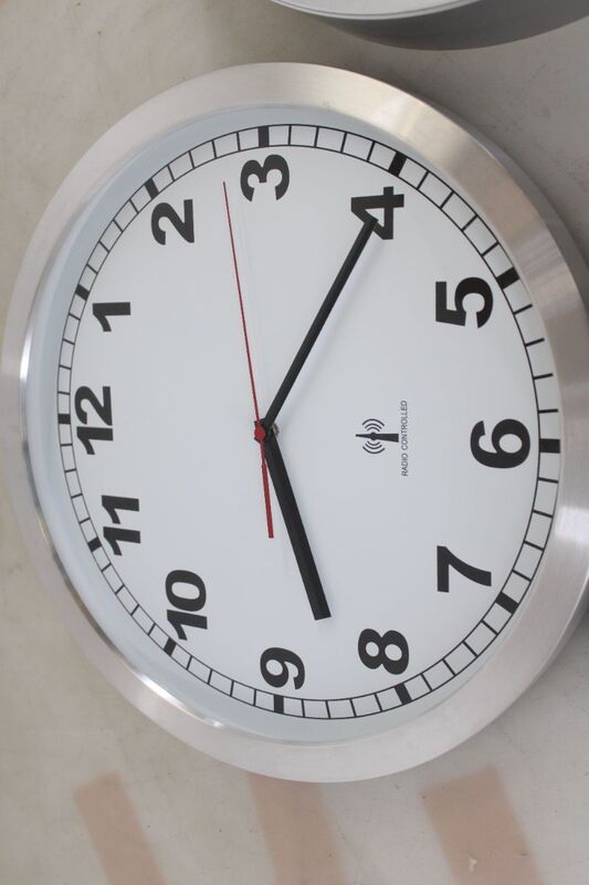 EUROTIME Funk Wanduhr 40cm Aluminium analog nostalgisch Wandlampe Uhrzeit - 4044685500277