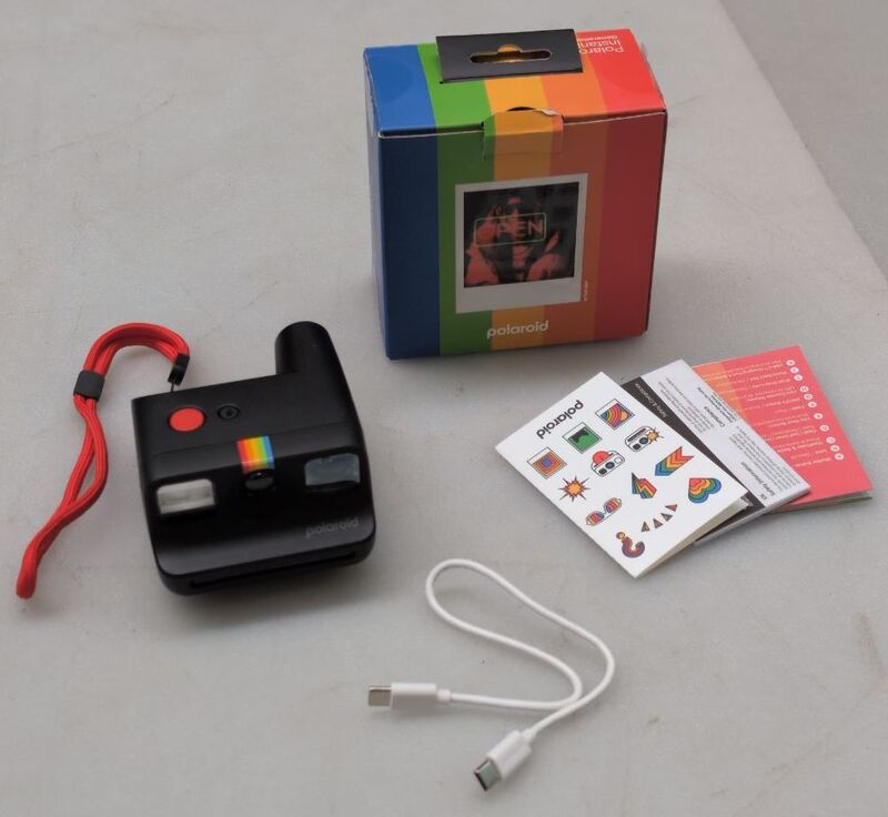 Polaroid Sofortbildkamera Everything Box Polaroid Go Gen2 Schwarz mit Blitz 440g - 9120096775550