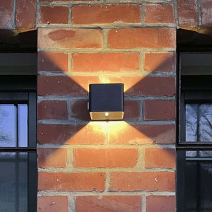 B-Ware Brilliant Außenwandleuchte LED Iseo schwarz mit Bewegungsmelder 10cm IP44 3000K