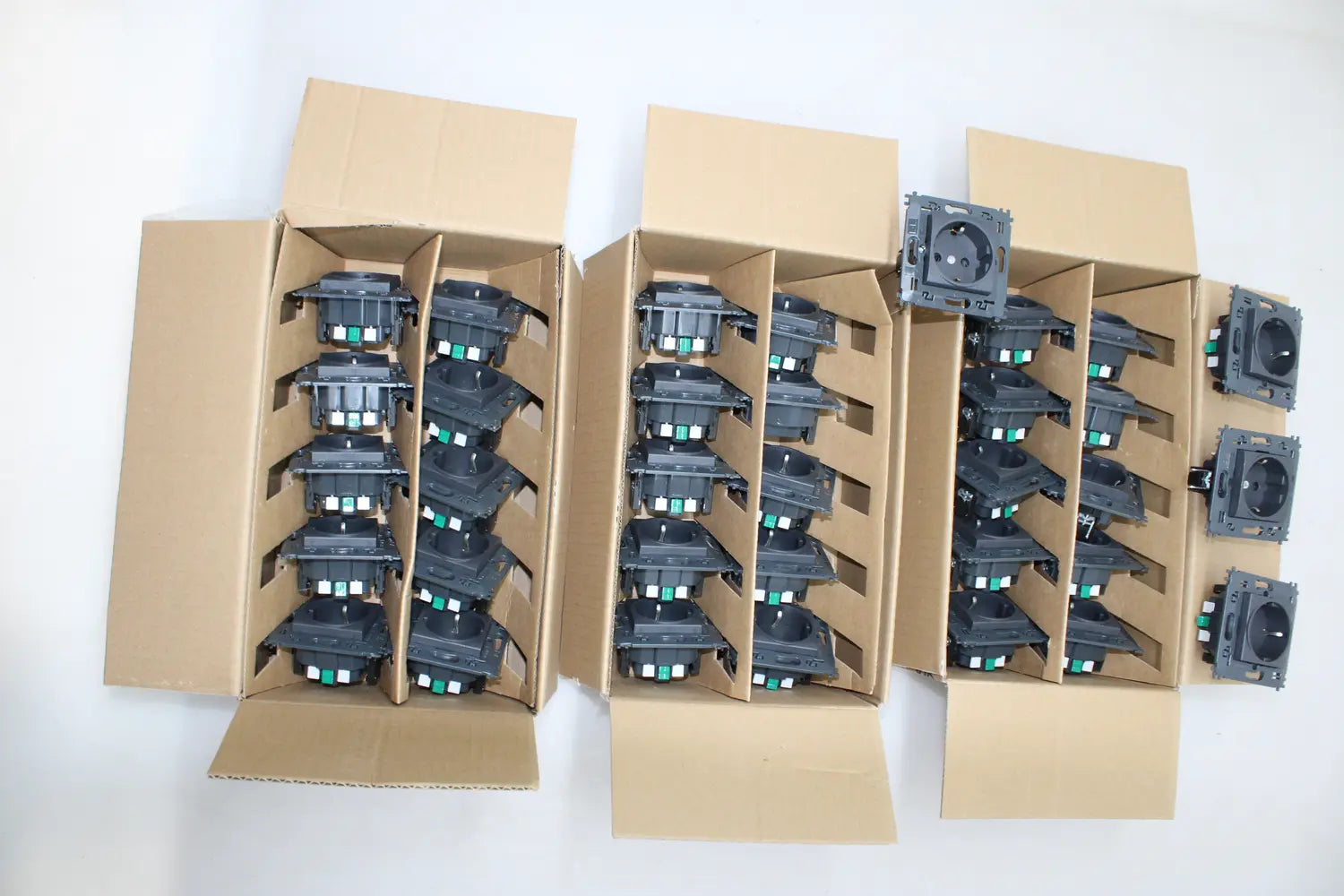 B-Ware Legrand L4141 Ma B Ticino Steckdose Anschlussdose Stromversorgung Schuko Schwarz - 8005543445303