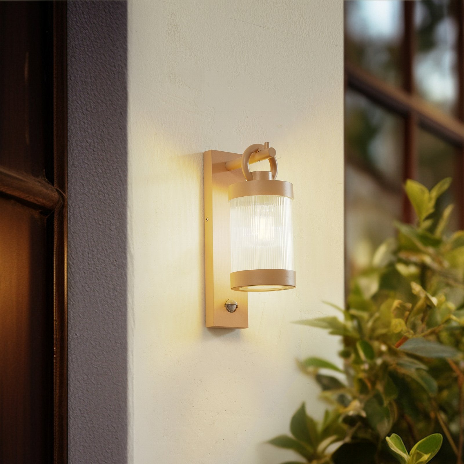 Lindby  Außenwandleuchte Lampe Sensor Yrene beige Riffle 20 cm - 4251911798104