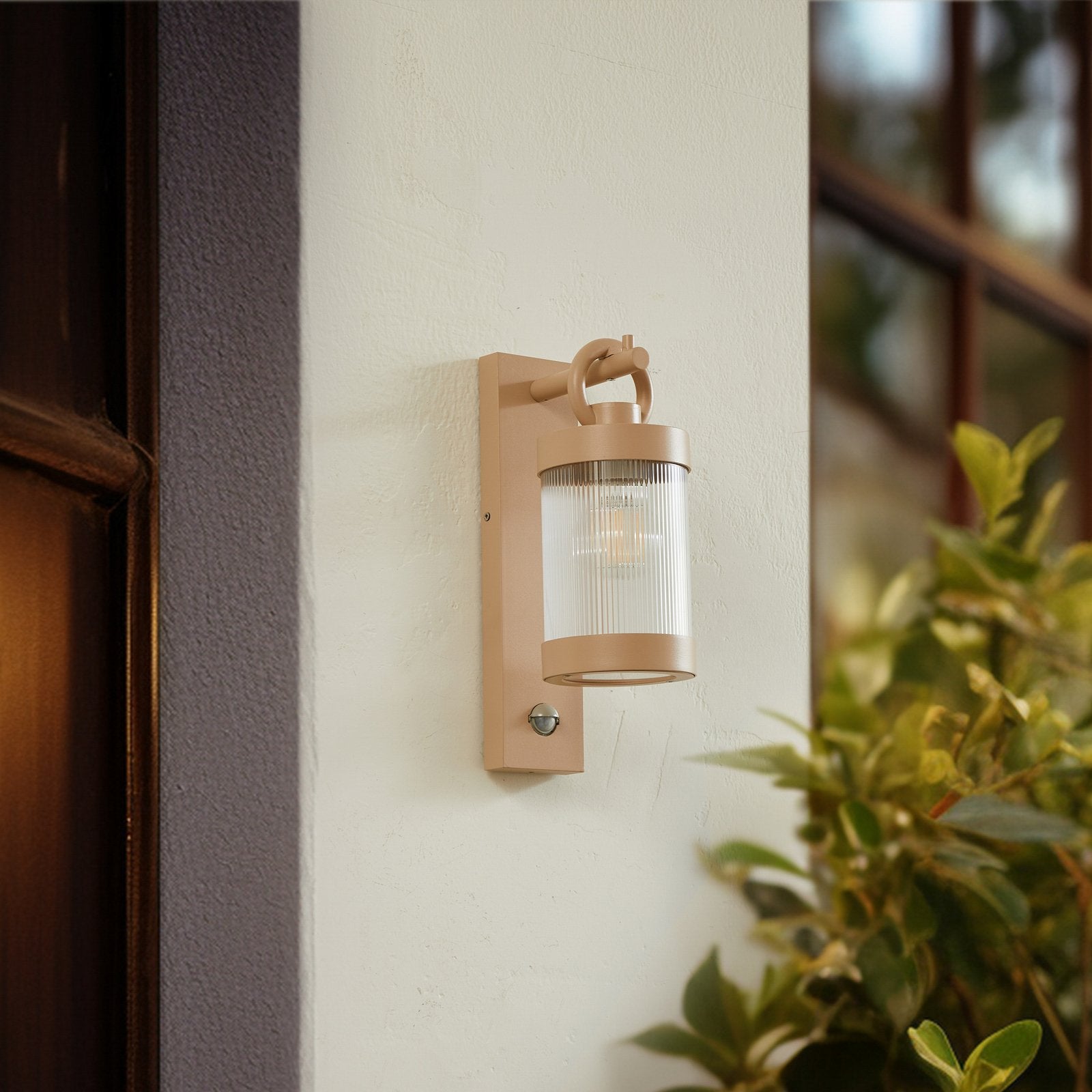 Lindby  Außenwandleuchte Lampe Sensor Yrene beige Riffle 20 cm - 4251911798104