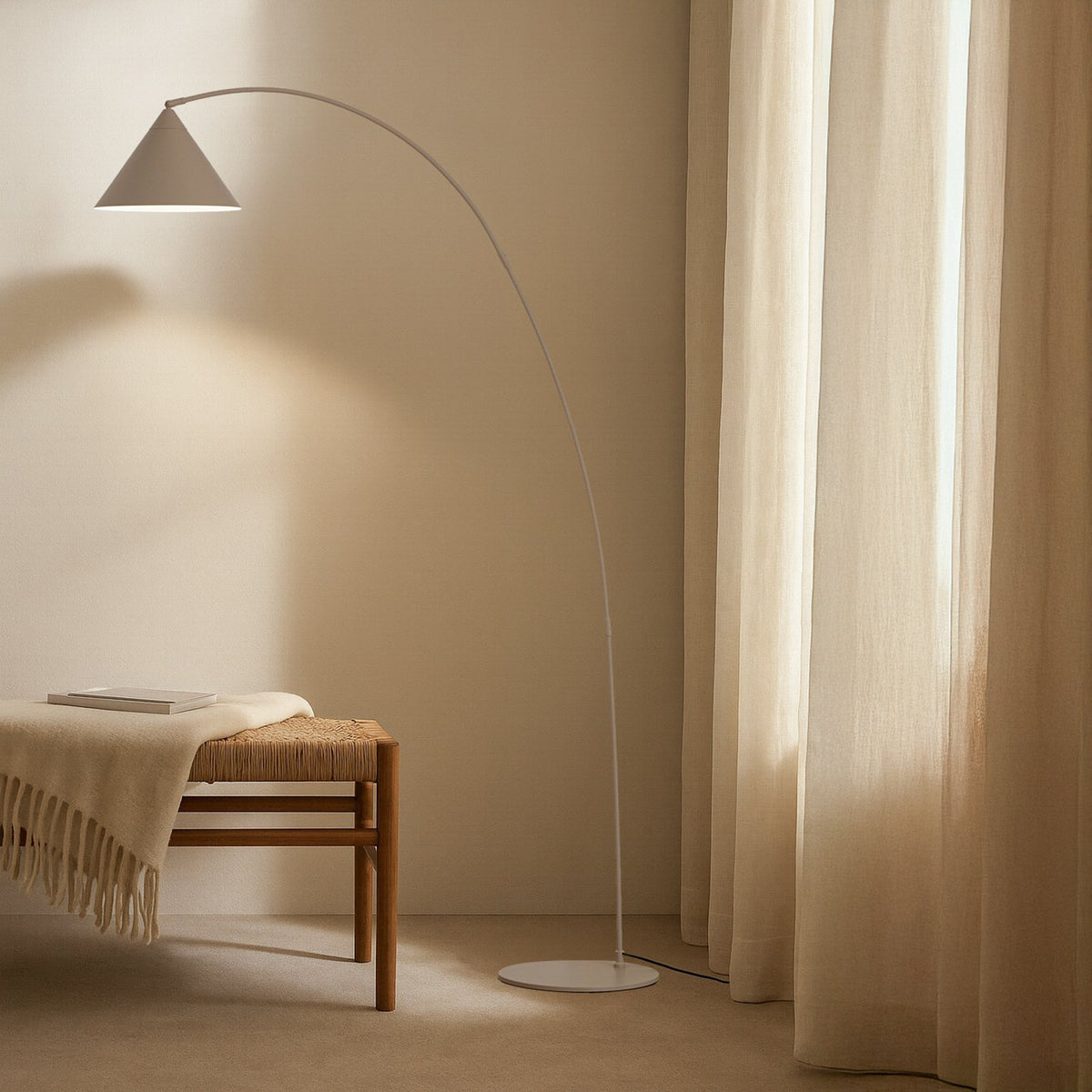 Lindby Bogenlampe Stehlampe Triangolo Metall beige E27 Schalter - 4255830902697