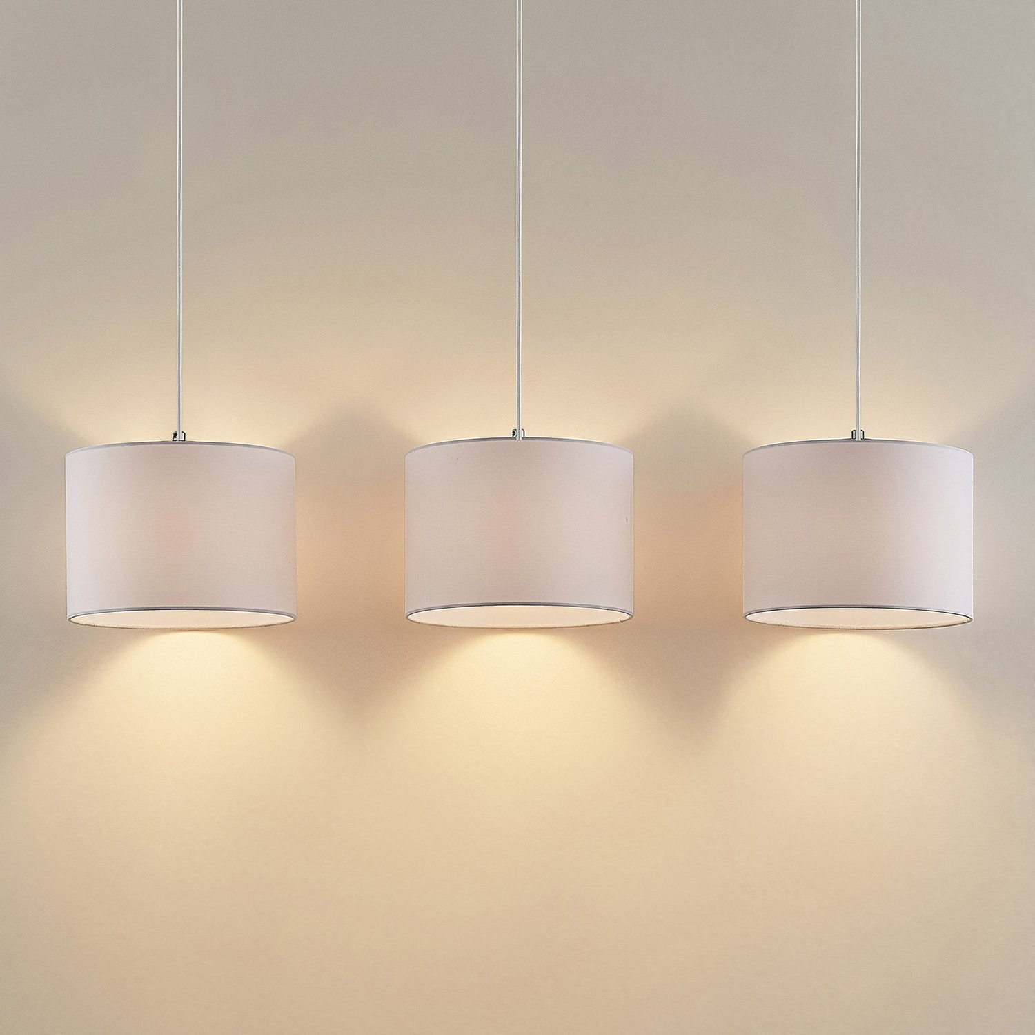 Suspension/plafonnier Lindby de catégorie B/applique Imarin, 3 lumières, textile blanc, 100 cm