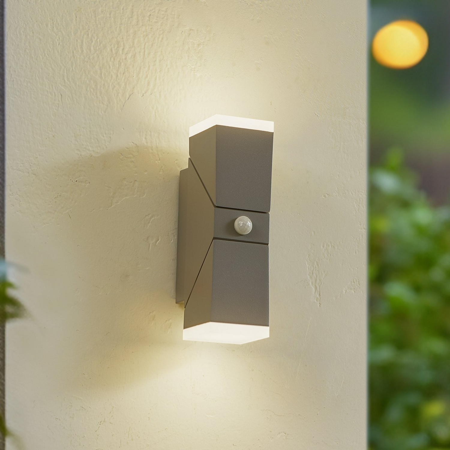 Applique murale LED Lindby Sally d'extérieur, gris clair, IP54, détecteur de mouvement, 22 cm, produit d'occasion.