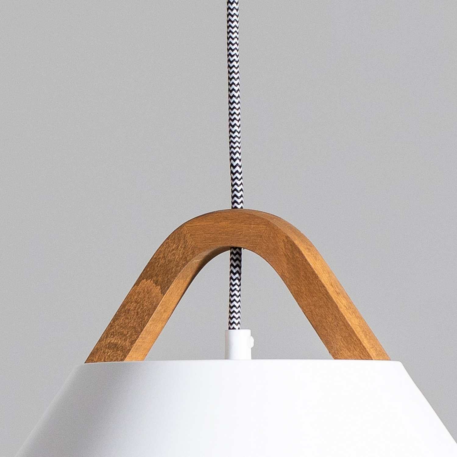 Lampe suspendue Luminex Funda marron et blanc ø 30 cm en acier, bois et verre (article de seconde main).