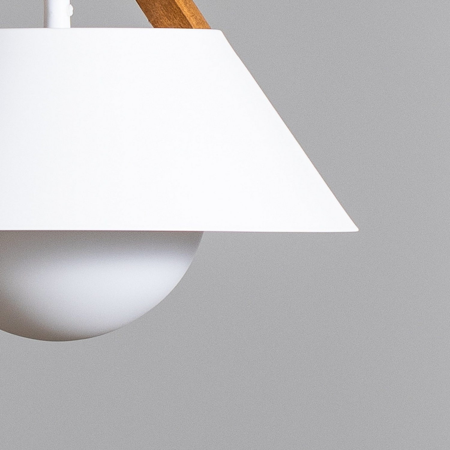Lampe suspendue Luminex Funda marron et blanc ø 30 cm en acier, bois et verre (article de seconde main).