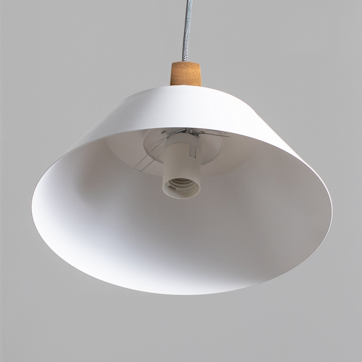 Lampe suspendue Luminex Funda marron et blanc ø 30 cm en acier, bois et verre (article de seconde main).