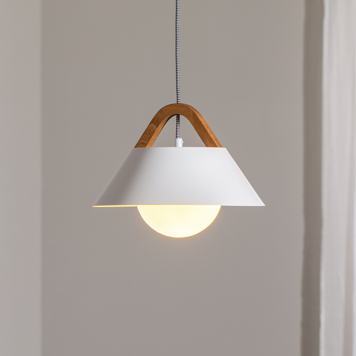 Lampe suspendue Luminex Funda marron et blanc ø 30 cm en acier, bois et verre (article de seconde main).