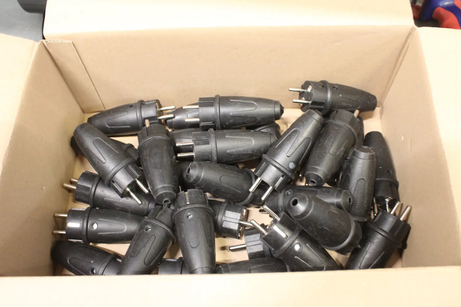 B-Ware Merten Stecker Schutzkontakt Schuko Ip44 Gummi Schwarz Steckvorrichtung 31 Stück - 4011281129003