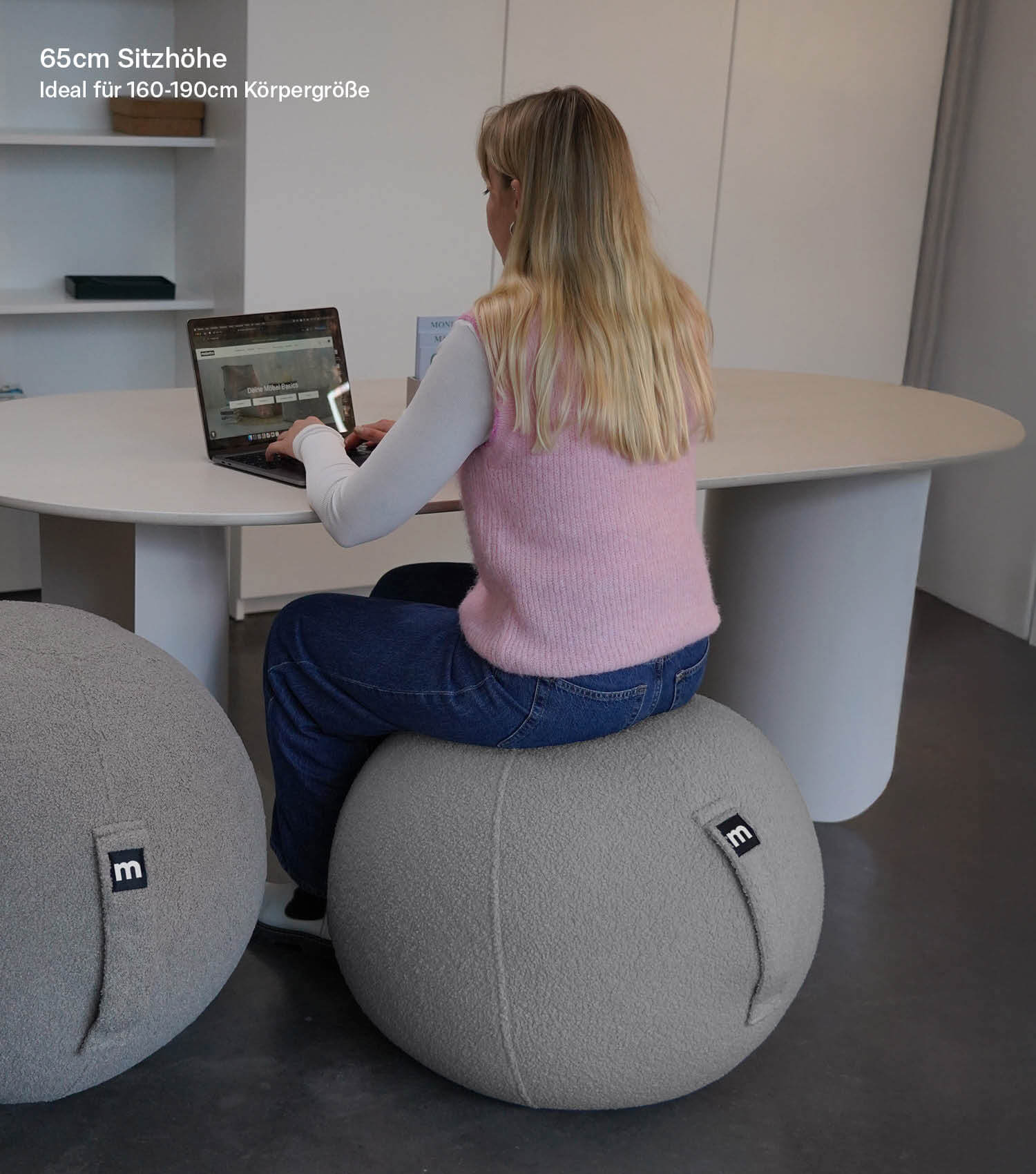 mokebo Sitzball Pezziball Yogaball Gymnastikball Teddybezug 65cm Taupe Büro - 4262436126150