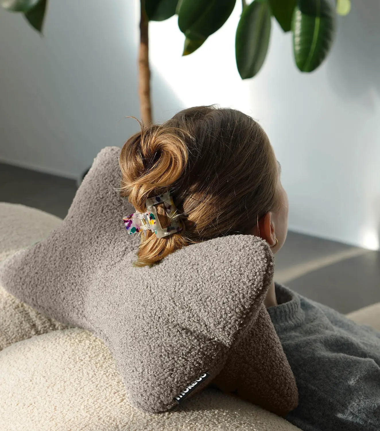 B-Ware Mokebo Lesekissen Aus Weichen Bouclé Stoff 'Der Leseknochen', Ergonomisches Nack - 4262436126242