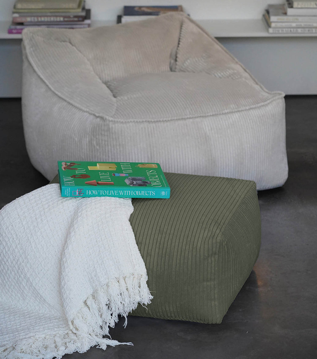 mokebo Pouf Hocker Sitzhocker Sitzpouf Grün Cordbezug EPS Füllung Wohnzimmer - 4262436126020
