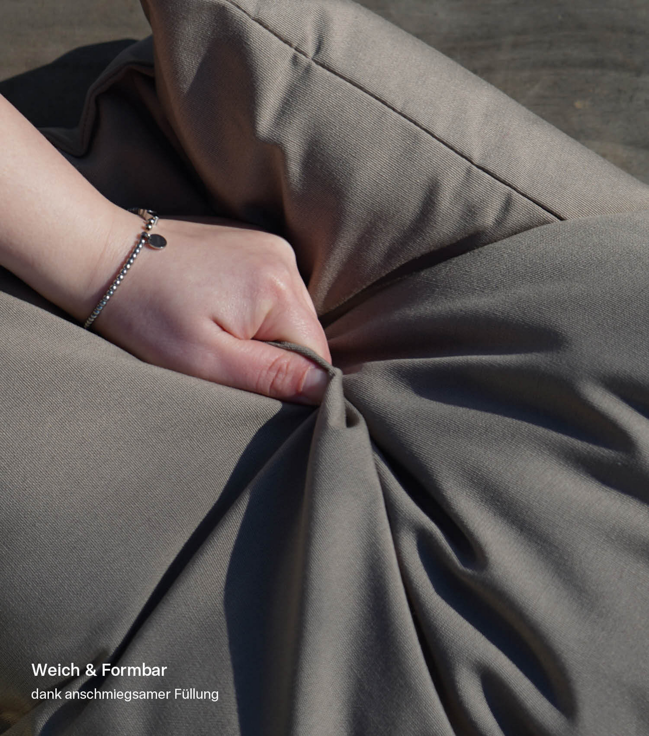 Mokebo Xxl Outdoorkissen Kissen ‘Die Wolke 7’ Outdoorstoff Taupe 80x80cm B-Ware - 4262436125351