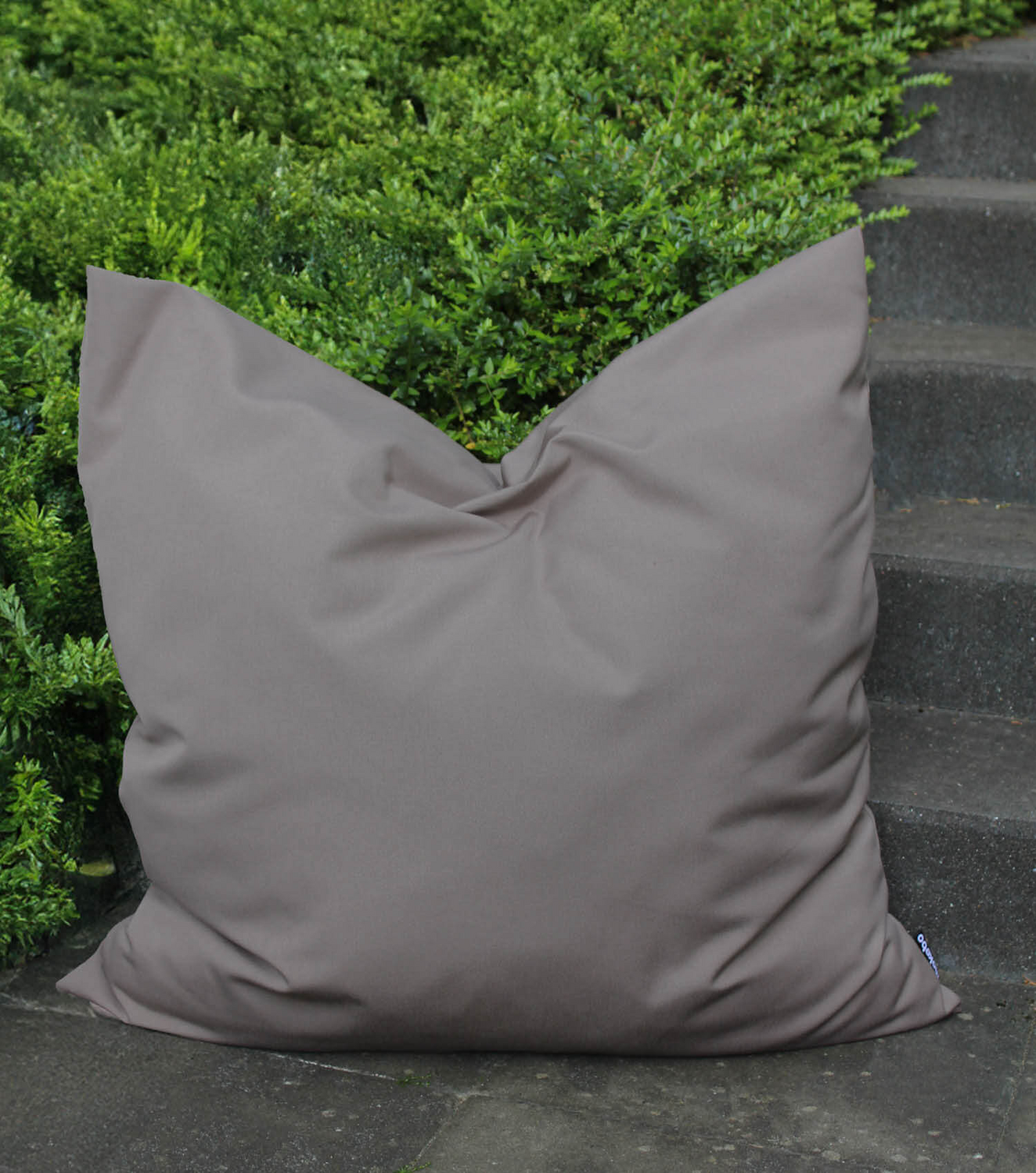 Mokebo Xxl Outdoorkissen Kissen ‘Die Wolke 7’ Outdoorstoff Taupe 80x80cm B-Ware - 4262436125351