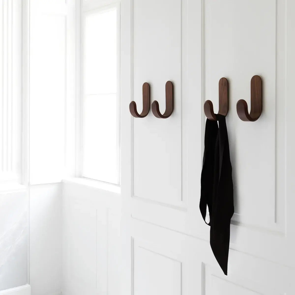 B-Ware Normann Copenhagen Curve Wandhaken Kleiderhaken Walnuss Garderobe Flurhaken
