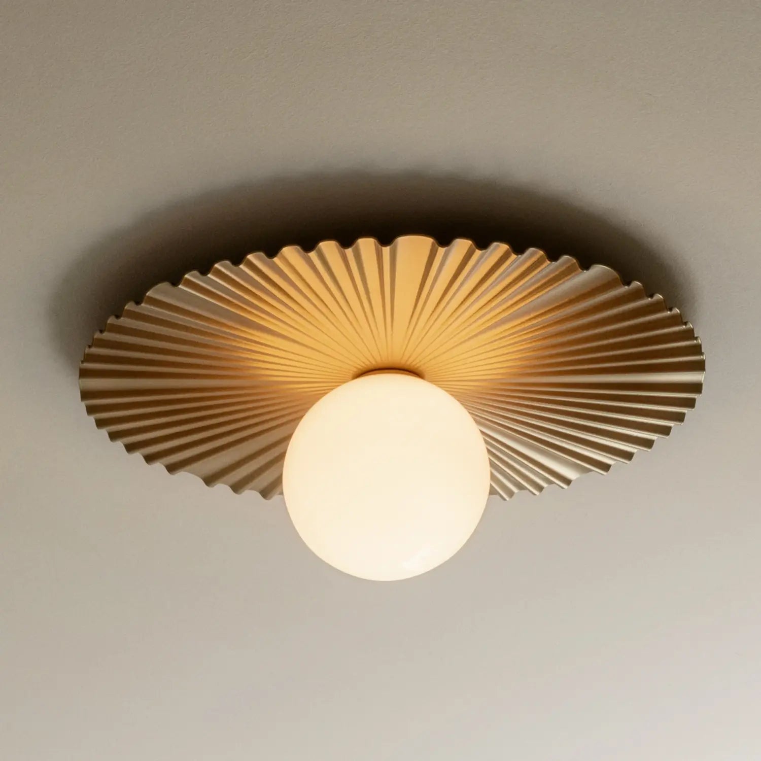 B-Ware Nuura Wandlampe Wandleuchte Liila Muuse Gold Opal Glas Metall ø 42 Cm G9 Led - 5713839008455