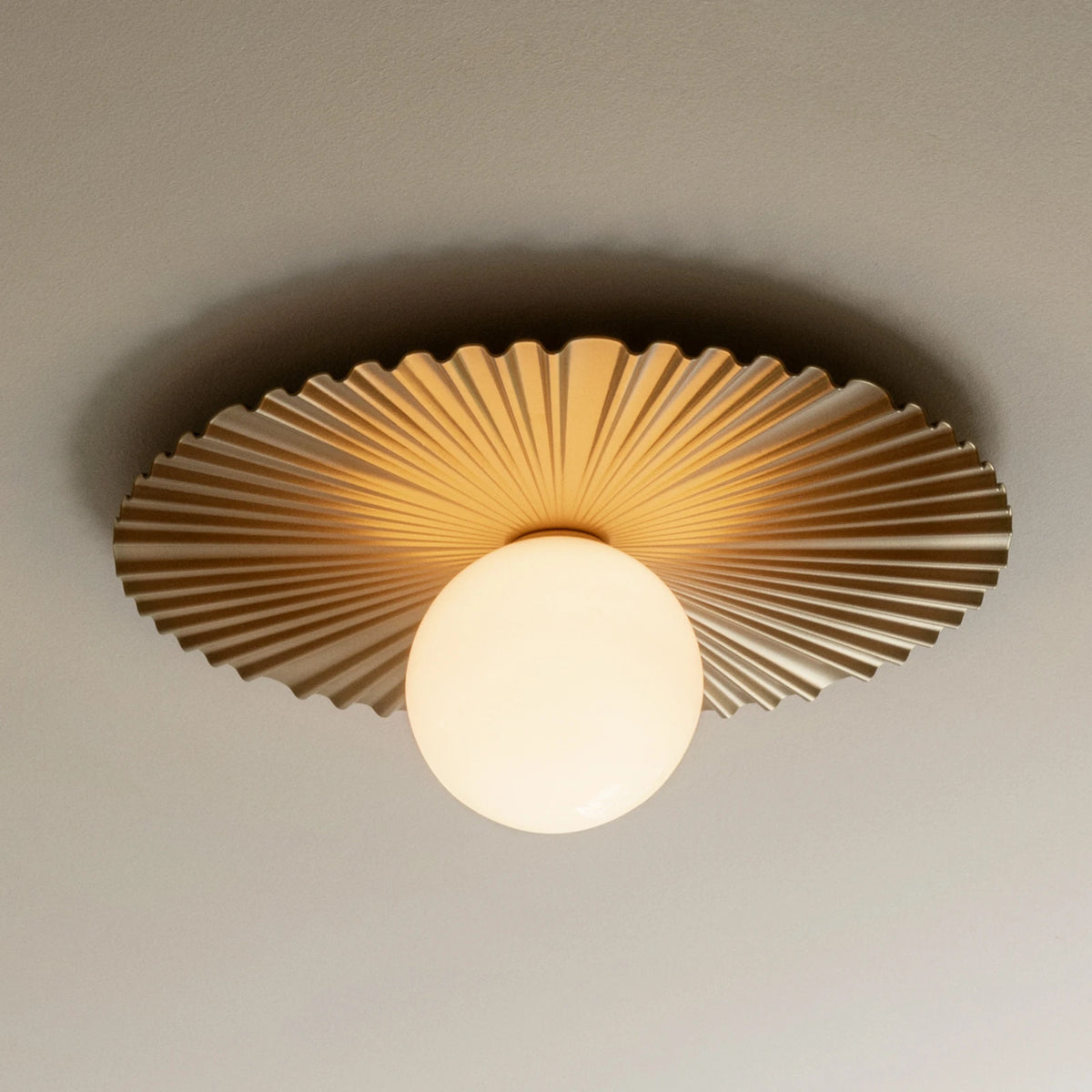 Nuura Wandlampe Wandleuchte Liila Muuse Gold Opal Glas Metall Ø 42 cm G9 LED - 5713839008455