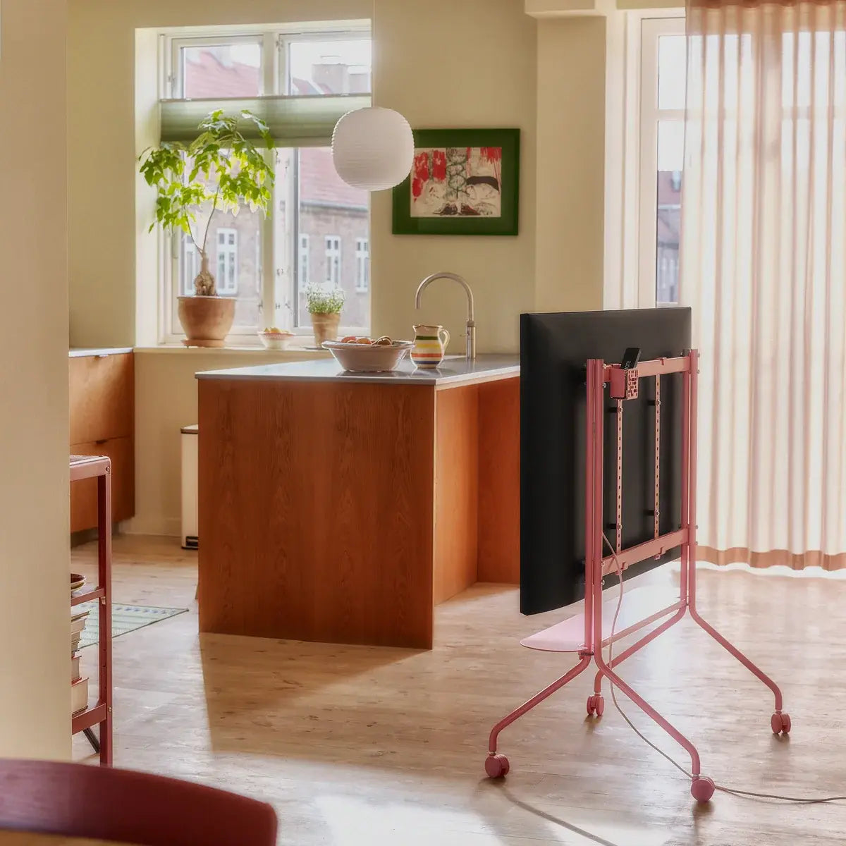B-Ware Pedestal Moon Rollin Tv Ständer Halterung Fernseher 40 70 Zoll Rosa Bubble Gum - 5740027301050