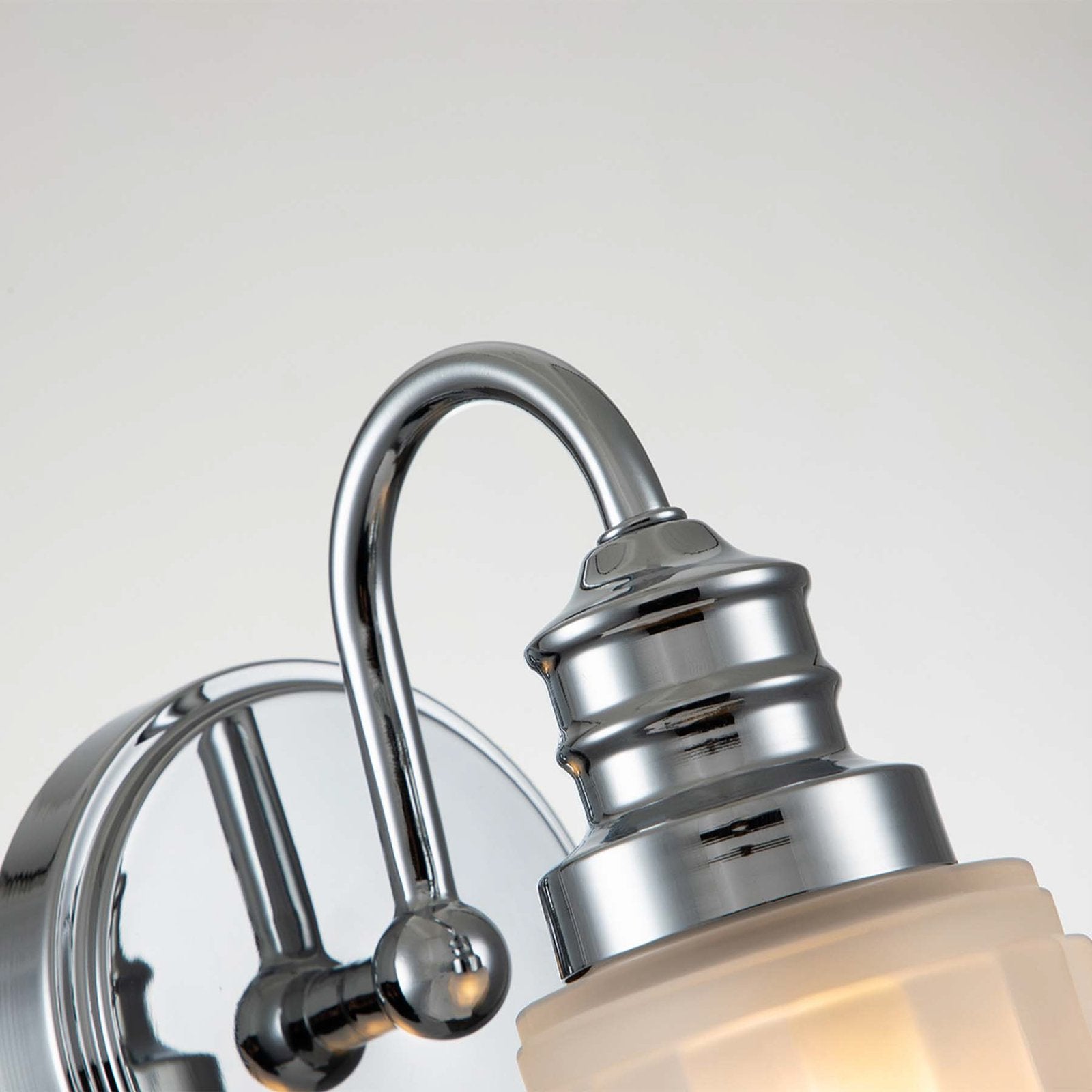 QUOIZEL Wandleuchte Wandlampe Swell chrom poliert Stahl Glas satiniert IP44 - 5024005596318