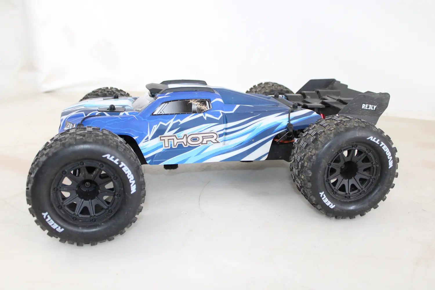D-Ware Reely Thor Blau Brushed 1:10 Modellauto Elektro Monstertruck Defektware - 4064161258119