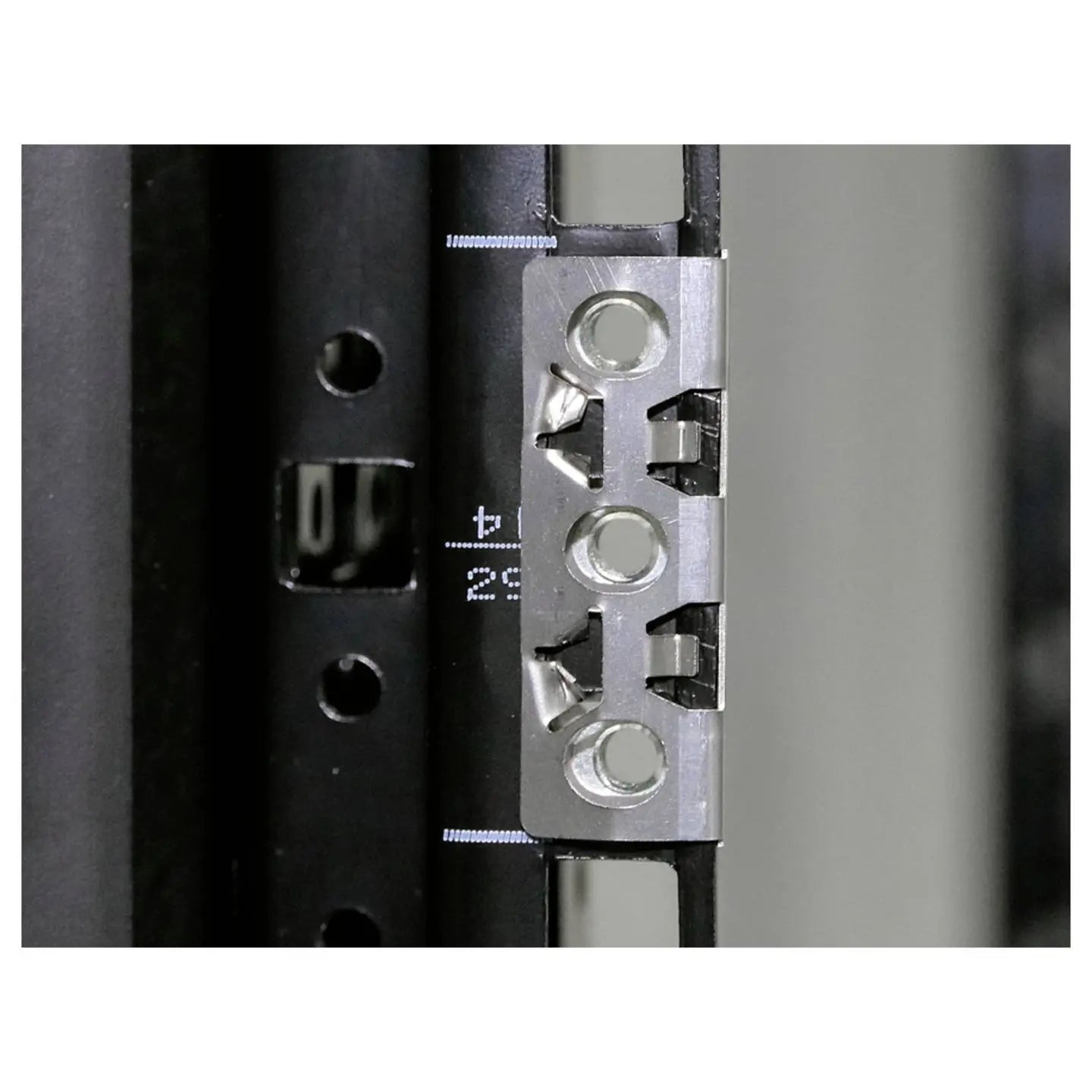 B-Ware Rittal Netzwerkschrank Befestigungsmaterial Montageset Rack 19" 1 He 24 Stück - 4028177802230