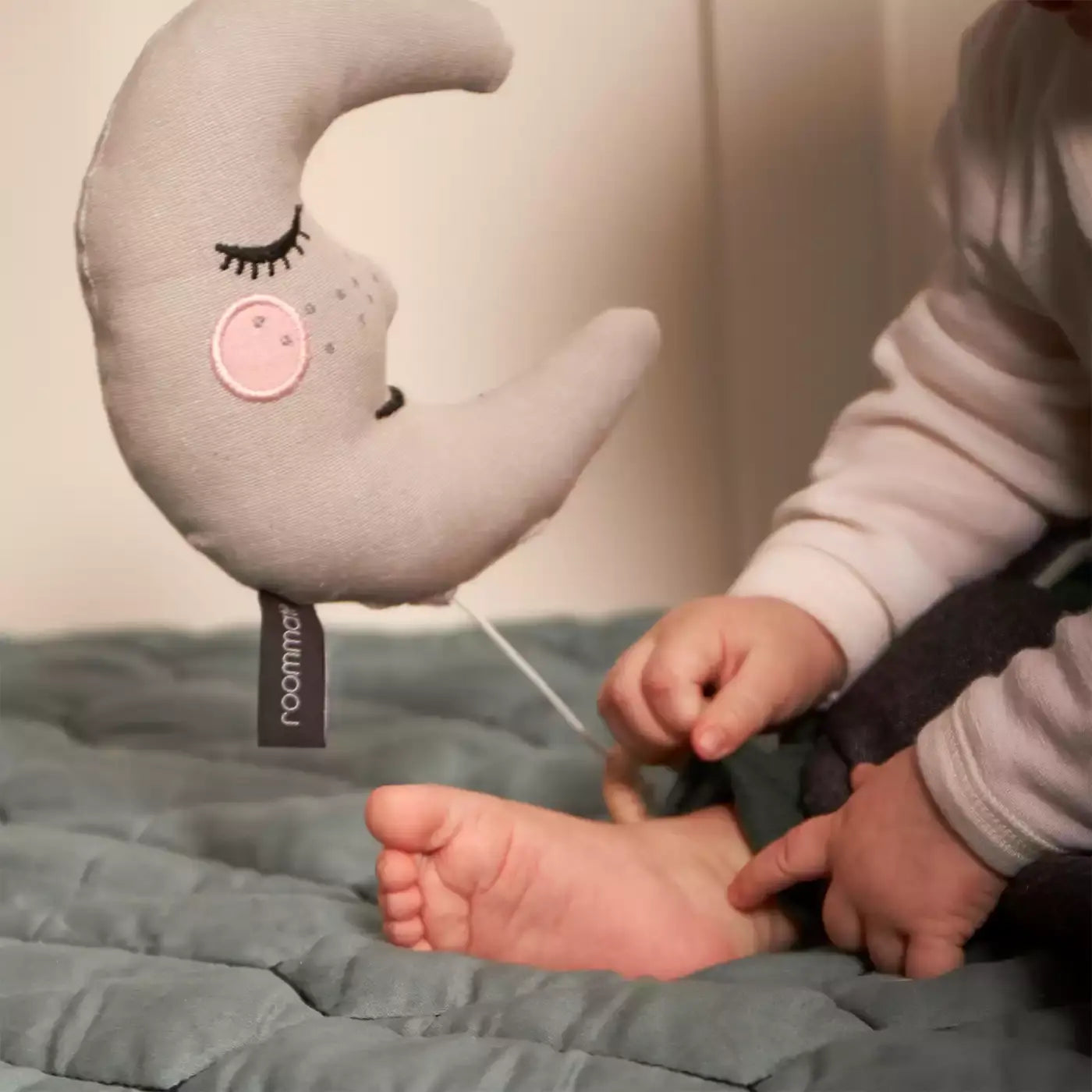 B-Ware Roommate Spieluhr Musikdose Mond Baby Einschlafhilfe Grau Baumwolle Brahms Lied - 5713137001448