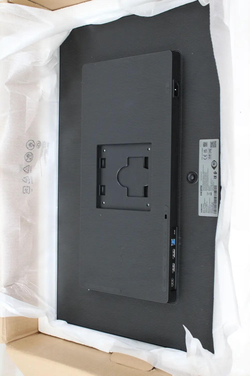 D-Ware Samsung Lcd Monitor Qhd Ips View Finity S6 Usb C Hdmi Lan Verstellbar Defektware - 8806095763675
