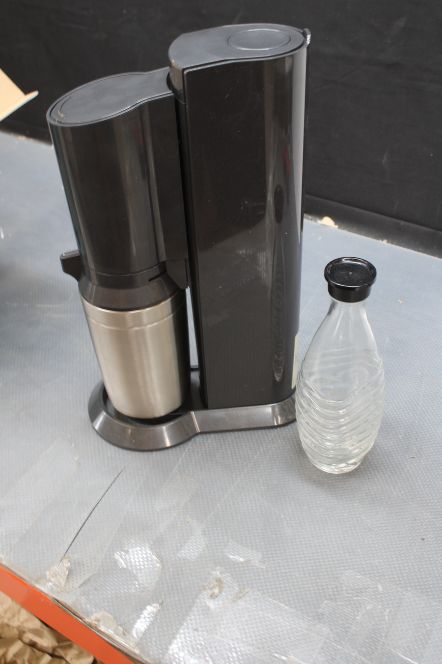 Sodastream Wassersprudler Crystal 3.0 Titan Schwarz Glaskaraffe Siehe Text/Foto B-Ware - 7290116742380