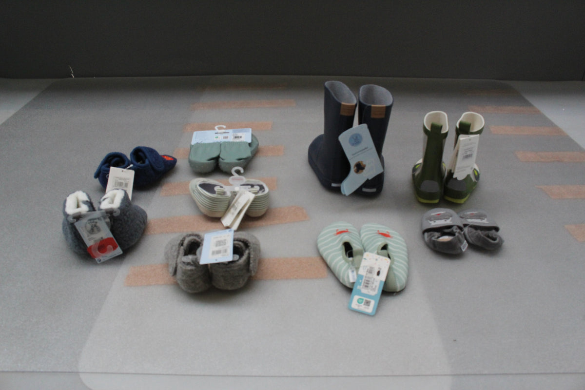 Jungenschuhe Paket 10 Paar Gr. 15-29 Gummistiefel Babyschuhe Badeschuhe - 1