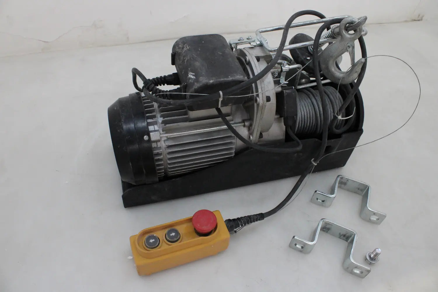 D-Ware Stier Elektrischer Seilzug Motorseilzug Seilwinde Tragkraft 999 Kg 1600 W Defekt - 4251709614791