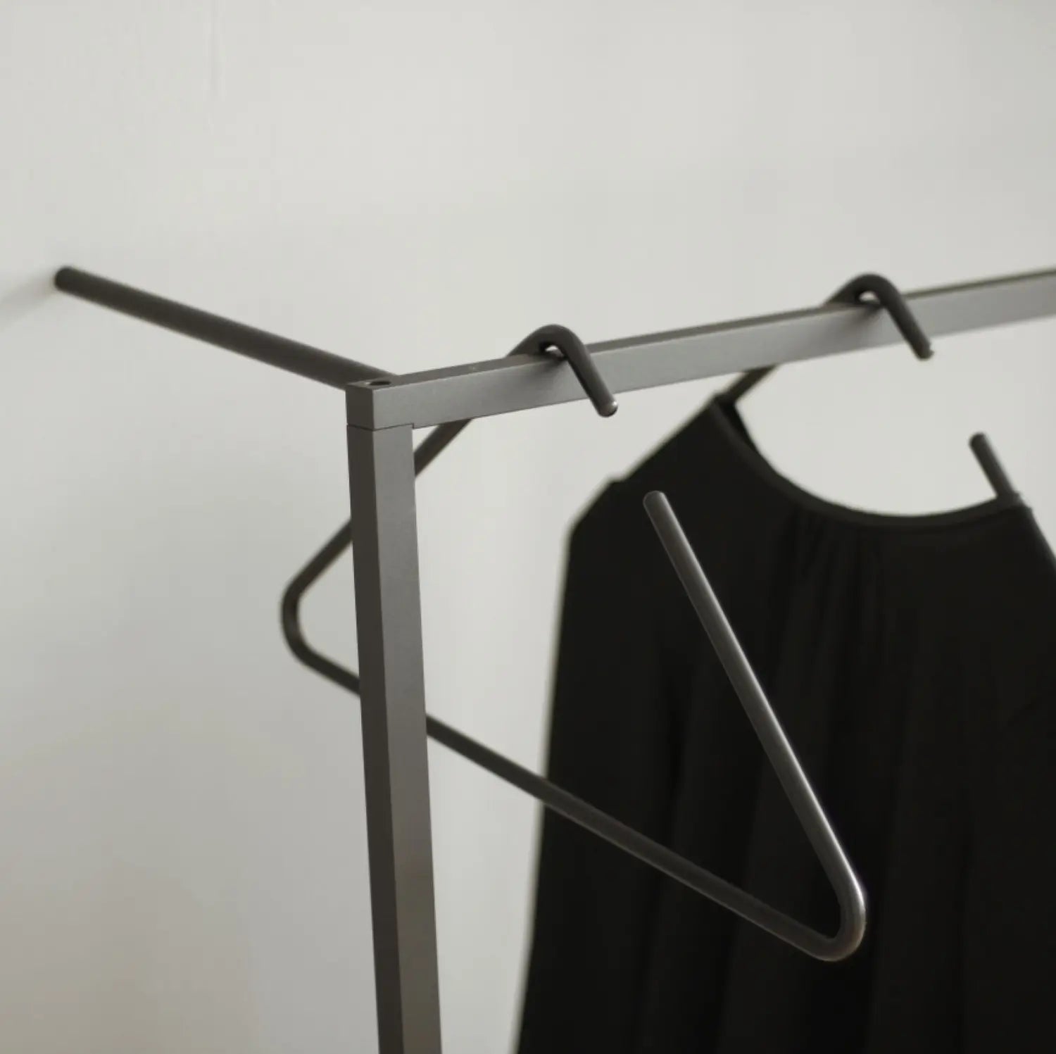 B-Ware Roomsafari Kleiderbügel Bügel Triangle Schwarz Garderobe Aluminium 44 Cm 2 Stück - 4260710810093